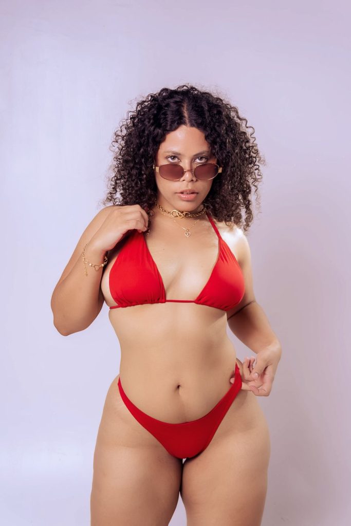 Vrouw in bikini aan het water