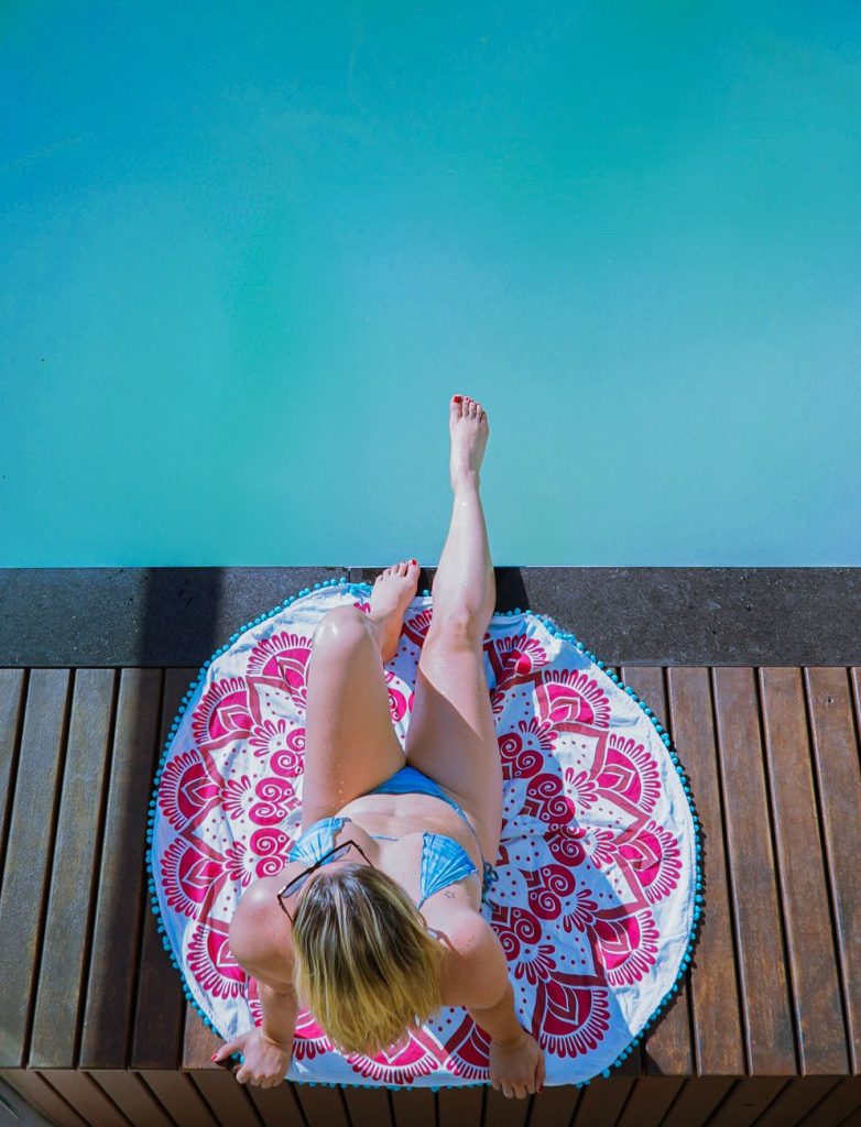 Vrouw in bikini aan het water