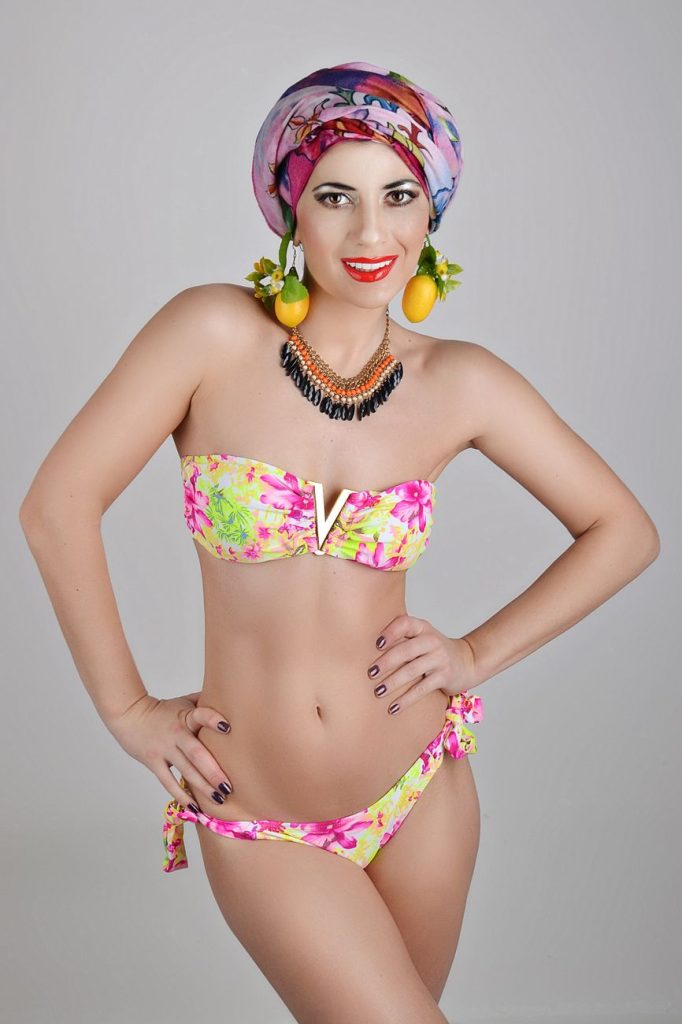 Vrouw in bikini aan het water