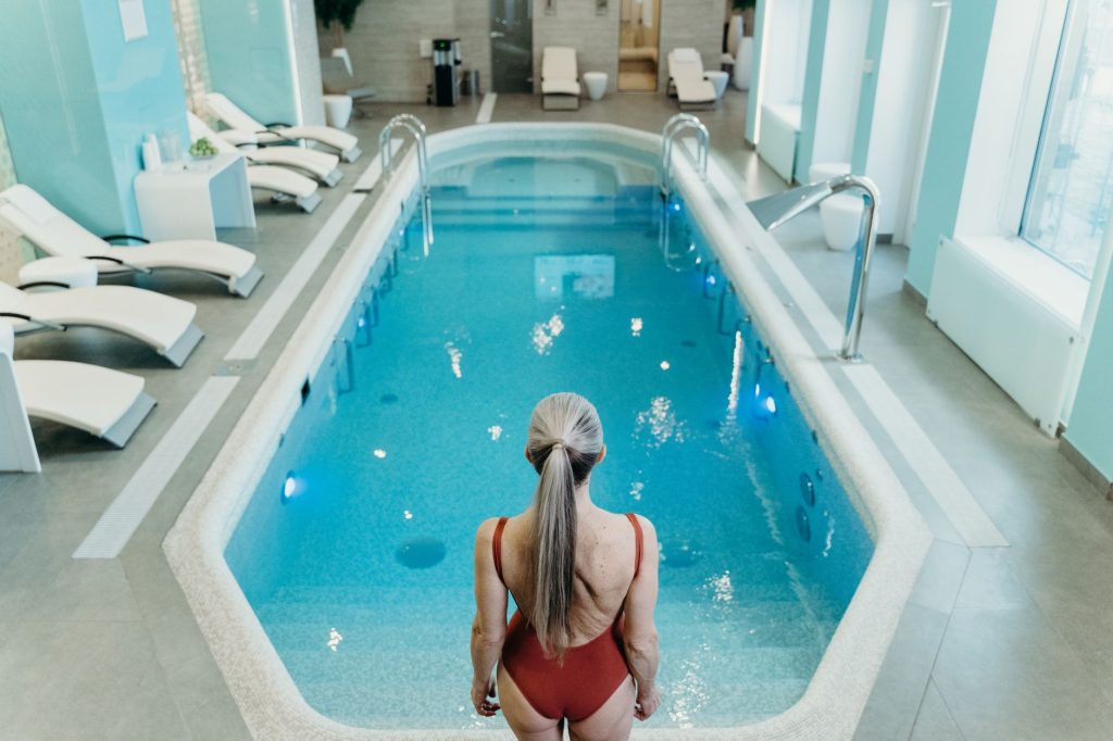 Vrouw in bikini aan het water