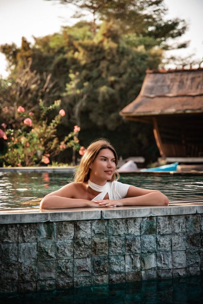 Vrouw in bikini aan het water