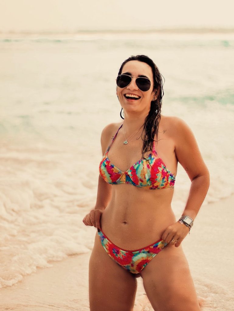 Vrouw in bikini aan het water