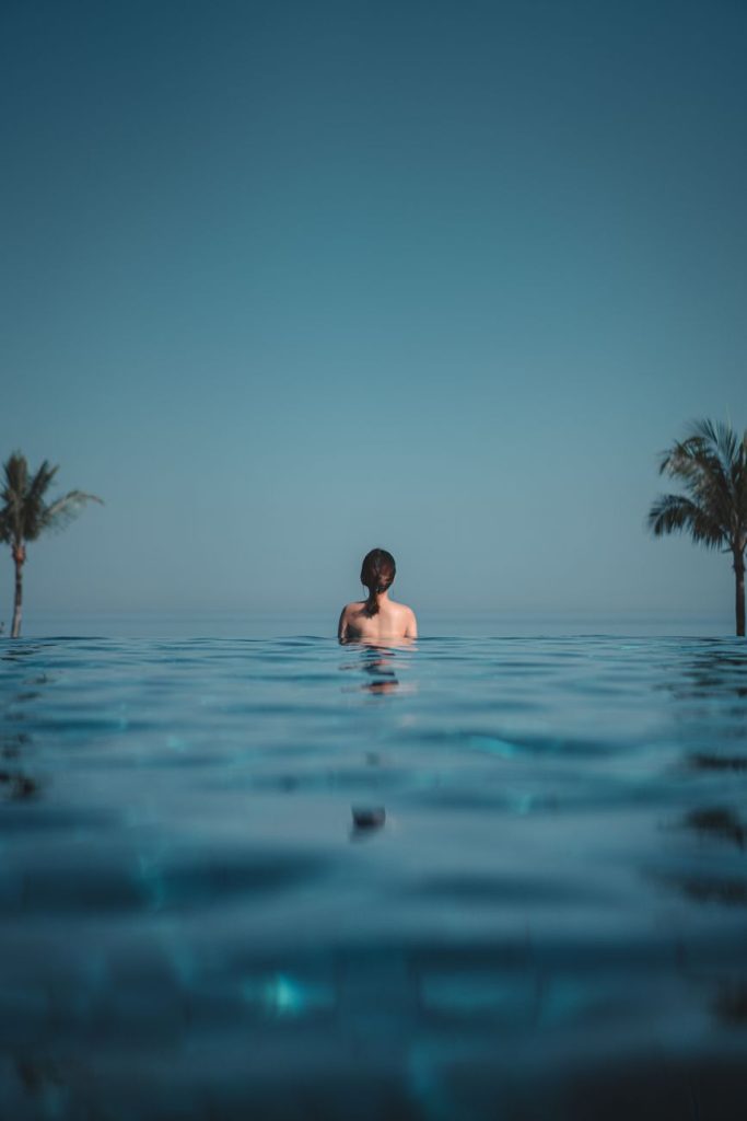 Vrouw in bikini aan het water