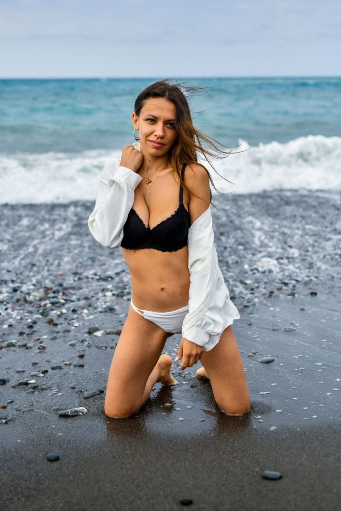 Vrouw in bikini aan het water