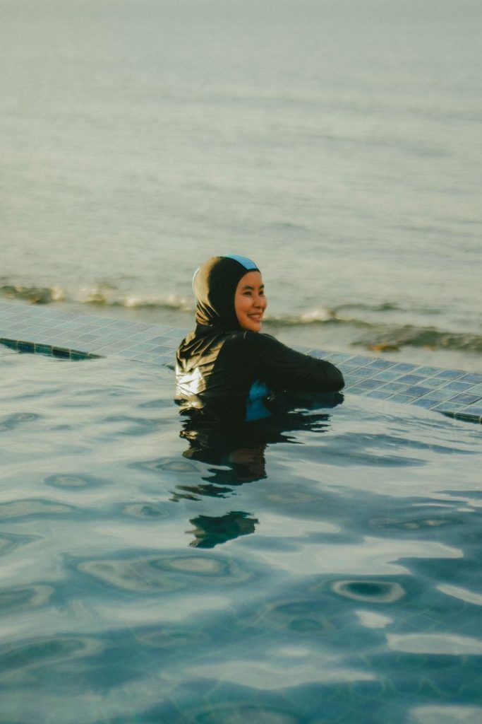 Vrouw in bikini aan het water