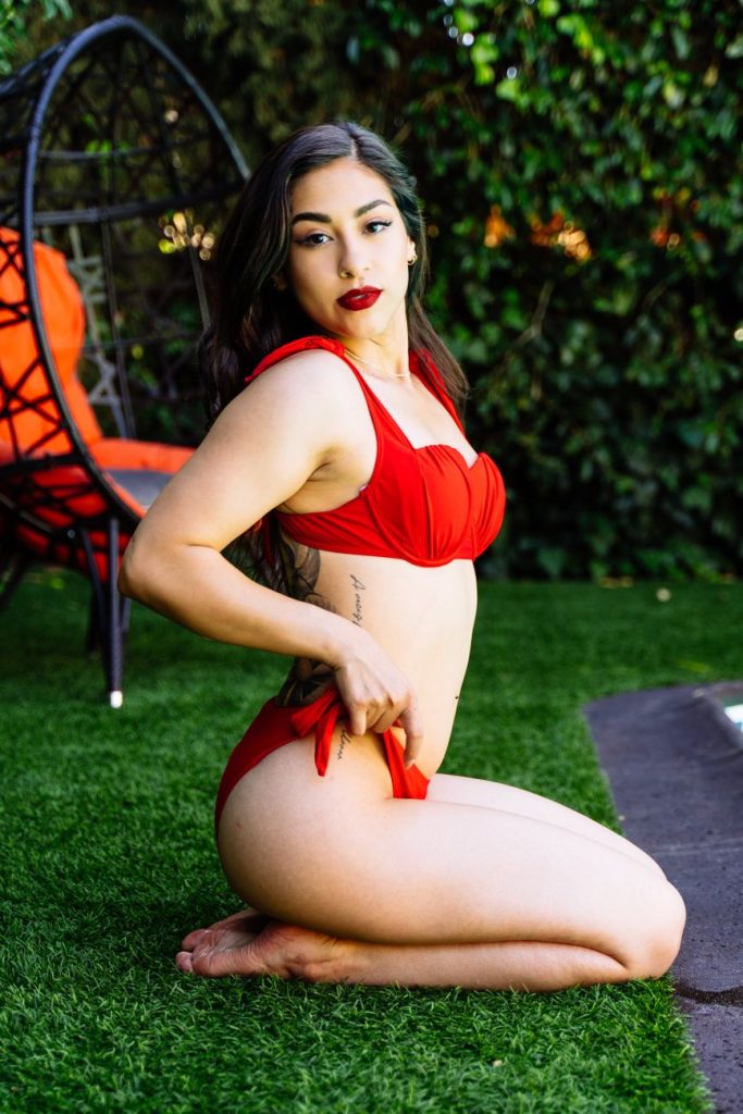 Vrouw in bikini aan het water