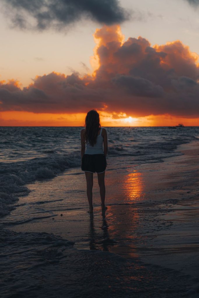 Vrouw in bikini aan het water