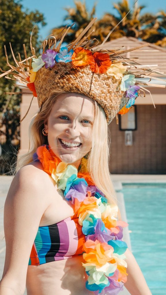 Vrouw in bikini aan het water