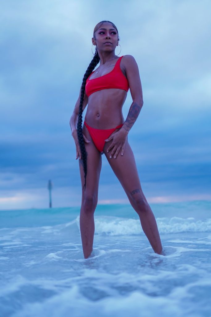 Vrouw in bikini aan het water